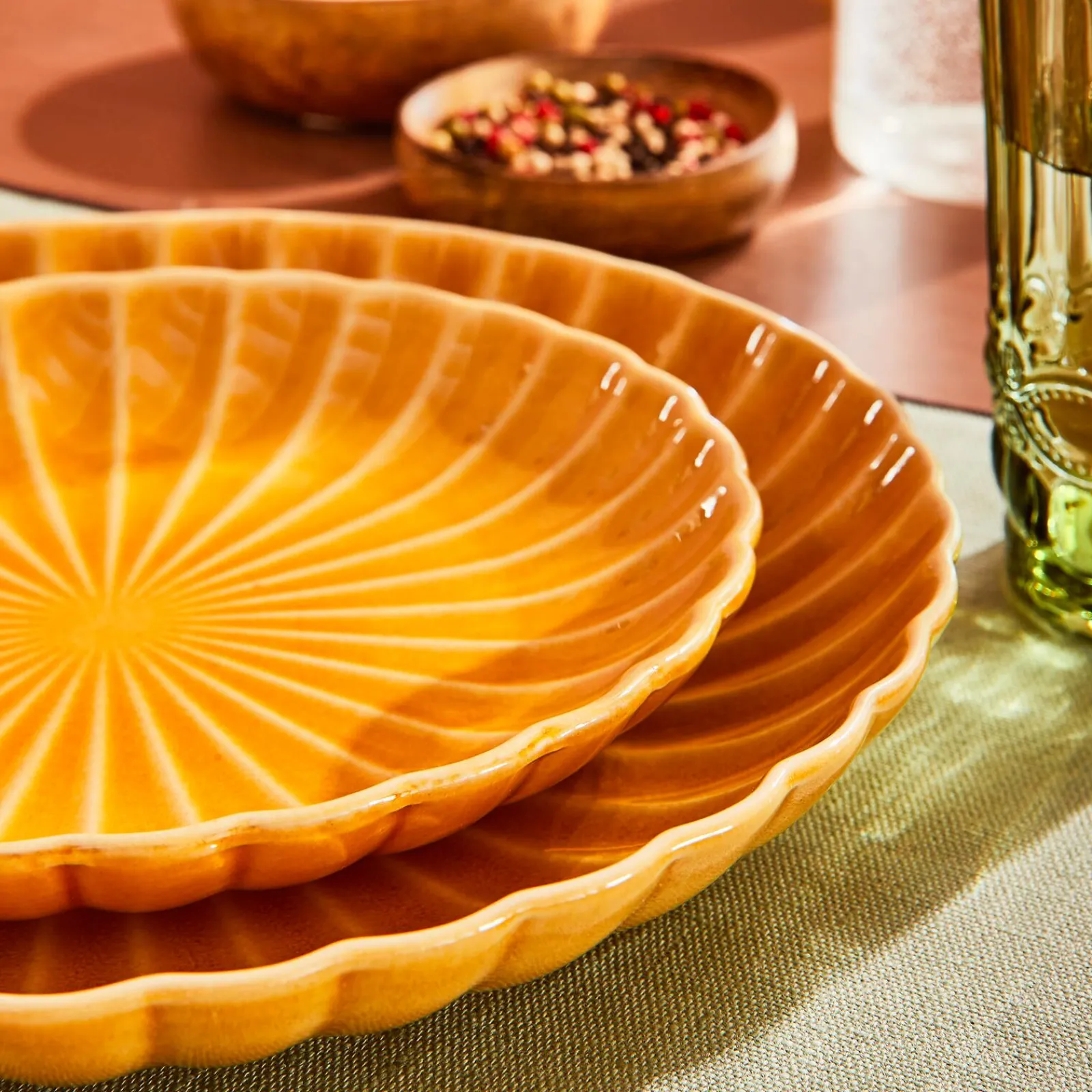 Sale Assiette SUNNY coloris ocre - 4MURS Arts De La Table